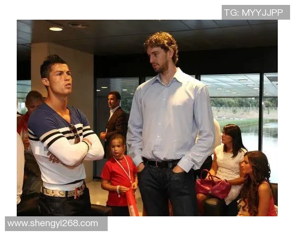 足球明星穿着篮球服的时尚搭配与精彩瞬间图片分享